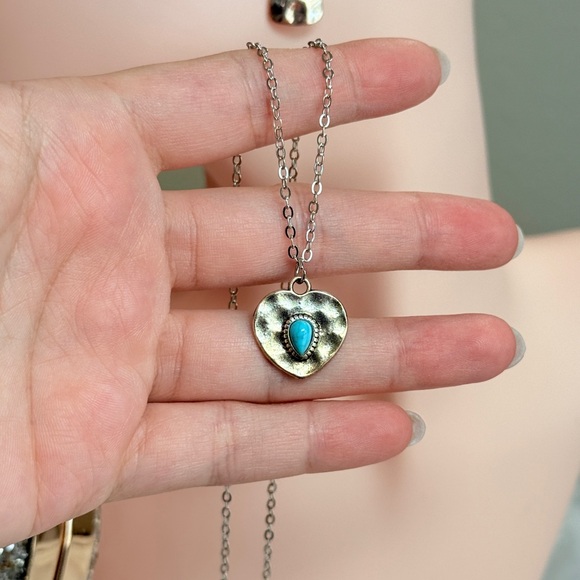 ⚜️ Silver Heart Pendant Necklace with Blue Accent - Picture 4 of 9